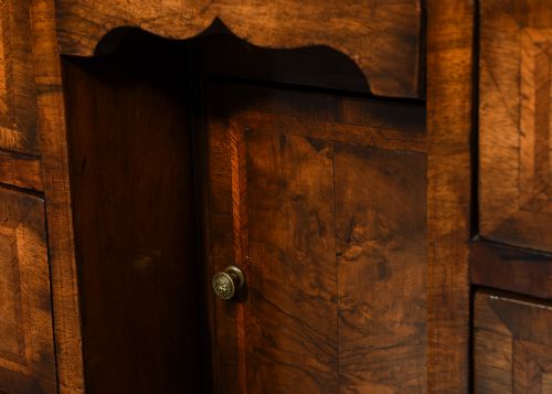 GEORGE II STYLE INLAID FIGURED WALNUT KNEEHOLE DRESSING CHEST - ADDITIONAL PHOTO 5