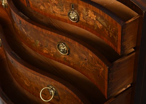 GEORGE III STYLE SATINWOOD AND MARQUETRY INLAID SERPENTINE FRONT CHEST OF DRAWERS - ADDITIONAL PHOTO 6