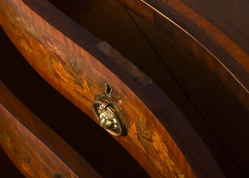 GEORGE III STYLE SATINWOOD AND MARQUETRY INLAID SERPENTINE FRONT CHEST OF DRAWERS - ADDITIONAL PHOTO 8