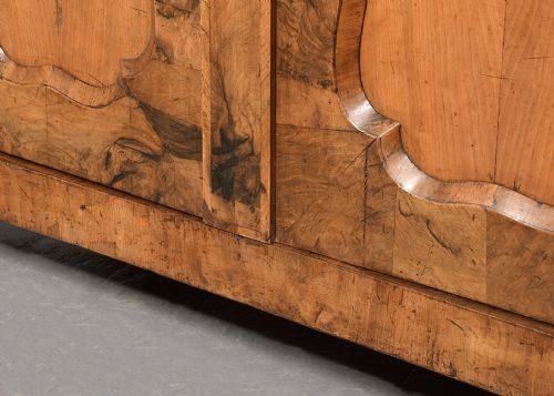 FIGURED WALNUT NORTH EUROPEAN ARMOIREHALL CUPBOARD - ADDITIONAL PHOTO 4
