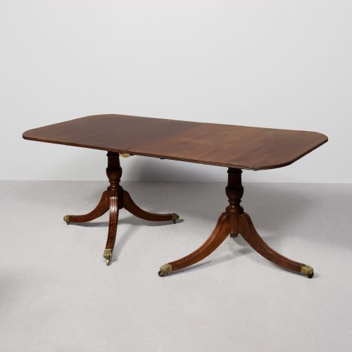 GEORGIANSTYLE PEDESTAL DINING TABLE IN QUALITY SPANISH MAHOGANY WITH ONE REMOVABLE LEAF