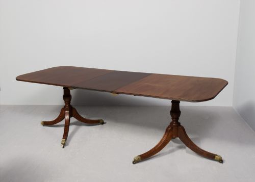 GEORGIANSTYLE PEDESTAL DINING TABLE IN QUALITY SPANISH MAHOGANY WITH ONE REMOVABLE LEAF - ADDITIONAL PHOTO 5