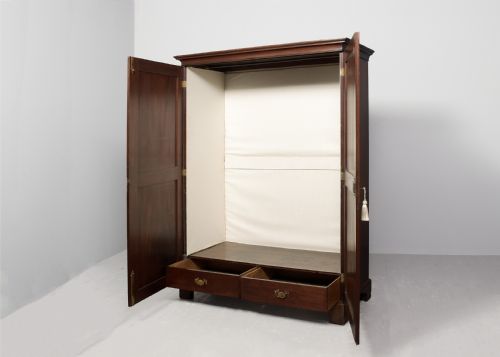 EARLY GEORGE III MAHOGANY PRESSWARDROBE - ADDITIONAL PHOTO 4