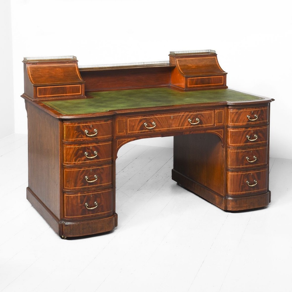 Mahogany Late 19th Century Kneehole Desk