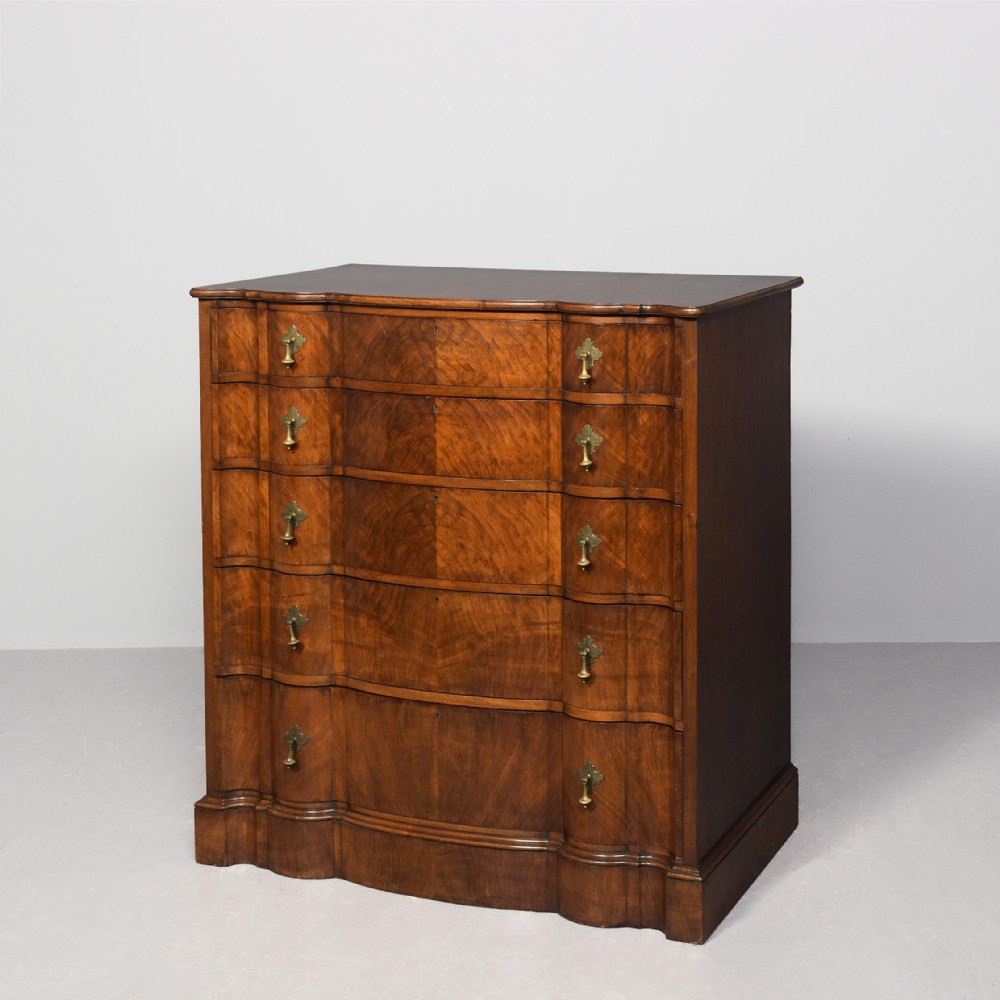 Superb quality, shaped-front Victorian figured walnut chest of drawers by
famous cabinetmakers Druce & Co. Portman square, London 
