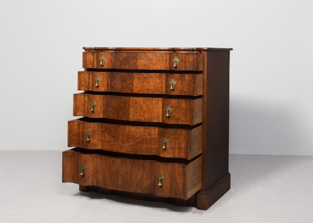 Superb quality, shaped-front Victorian figured walnut chest of drawers by
famous cabinetmakers Druce & Co. Portman square, London 
 View II