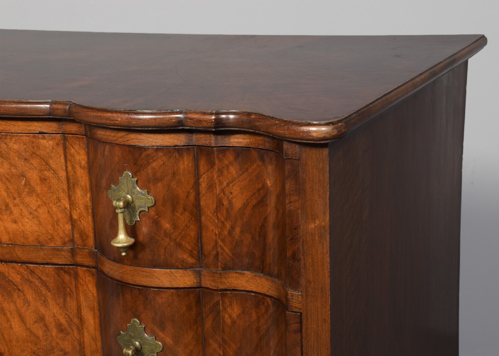 Superb quality, shaped-front Victorian figured walnut chest of drawers by
famous cabinetmakers Druce & Co. Portman square, London 
 View IV