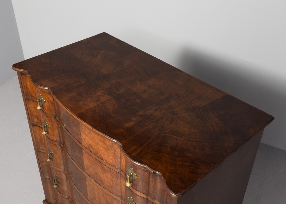 Superb quality, shaped-front Victorian figured walnut chest of drawers by
famous cabinetmakers Druce & Co. Portman square, London 
 View VI