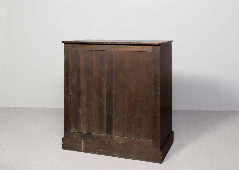 Superb quality, shaped-front Victorian figured walnut chest of drawers by
famous cabinetmakers Druce & Co. Portman square, London 
 View VIII