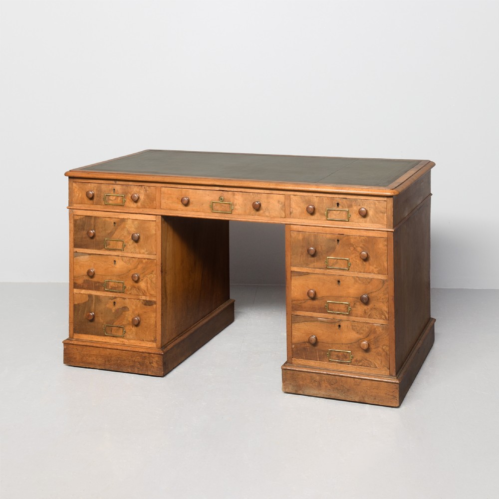 Superb quality large Victorian figured walnut kneehole desk with gilt-tooled green leather writing surface