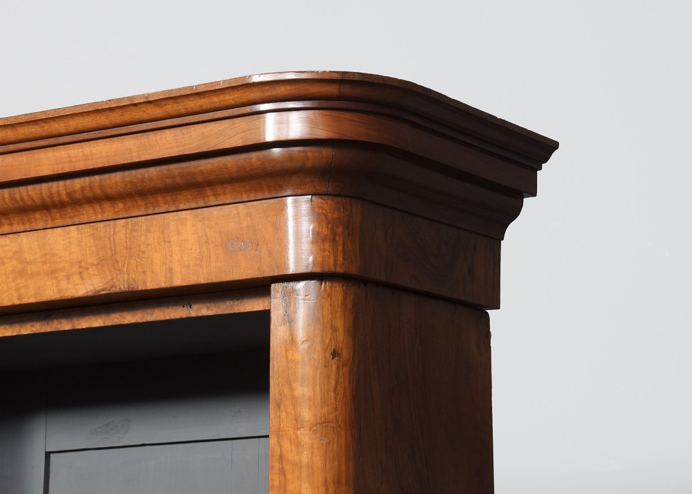 Mid Victorian breakfront figured and burr walnut three-section open bookcase with a lovely mellow colour and excellent patina View VII