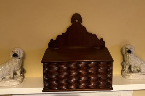 A FINE GEORGIAN MAHOGANY CANDLE BOX - ADDITIONAL PHOTO 3
