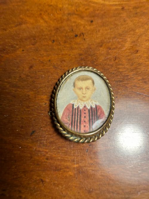 A VERY CHARMING VICTORIAN PORTRAIT MINIATURE OF A YOUNG BOY IN A BROOCH - ADDITIONAL PHOTO 2