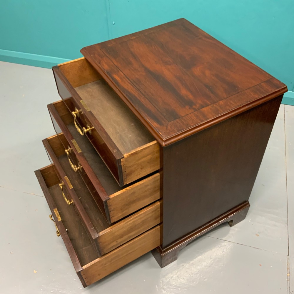 Small Georgian four drawer chest  View VII