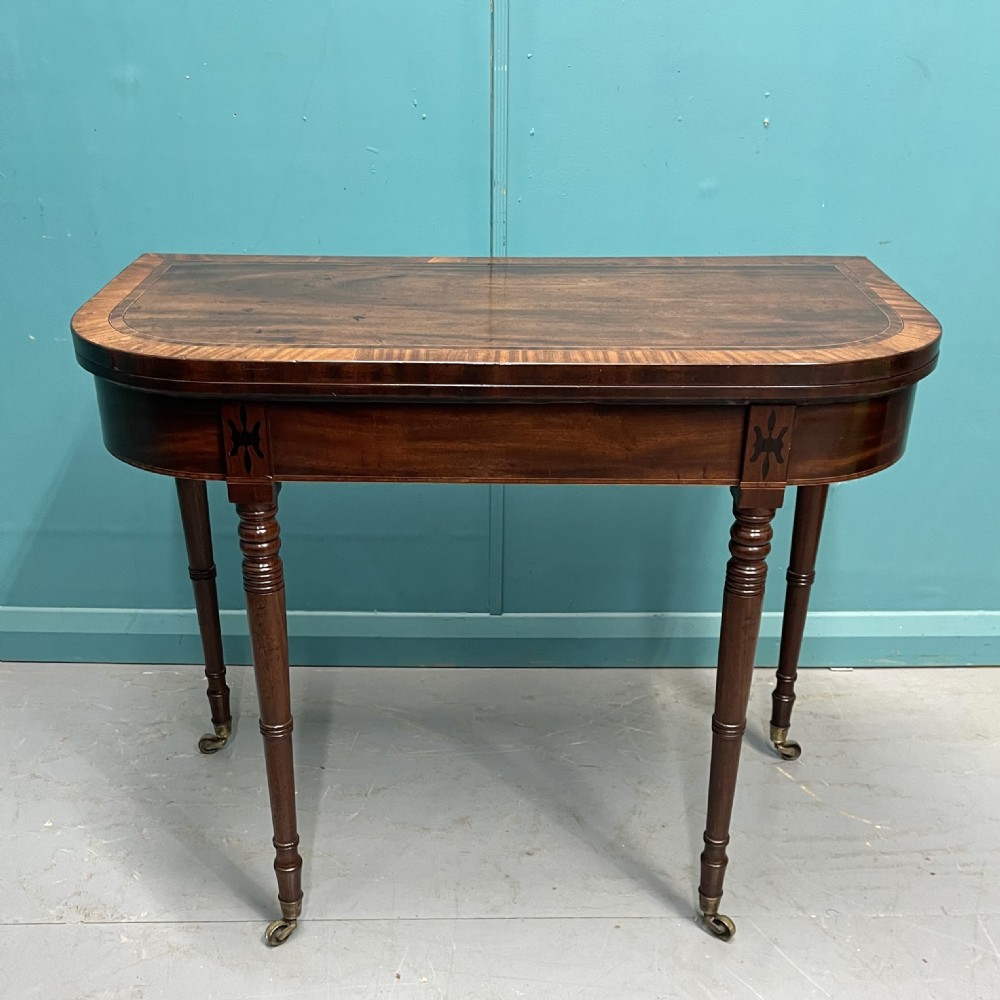 Regency cross banded games table on castors