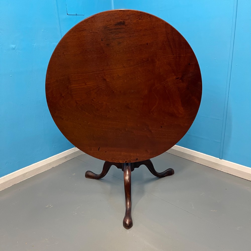 Large round 18th century Georgian mahogany pedestal tilt top table
