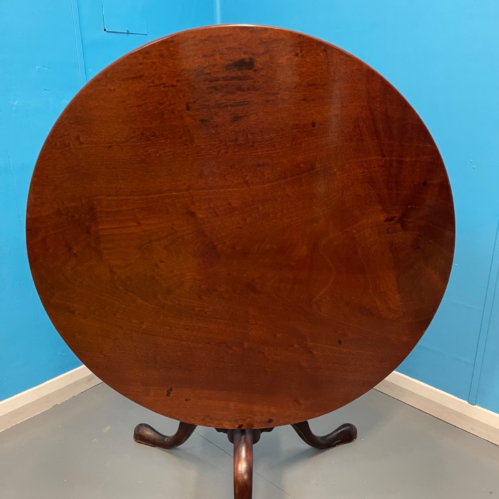 Large round 18th century Georgian mahogany pedestal tilt top table View II