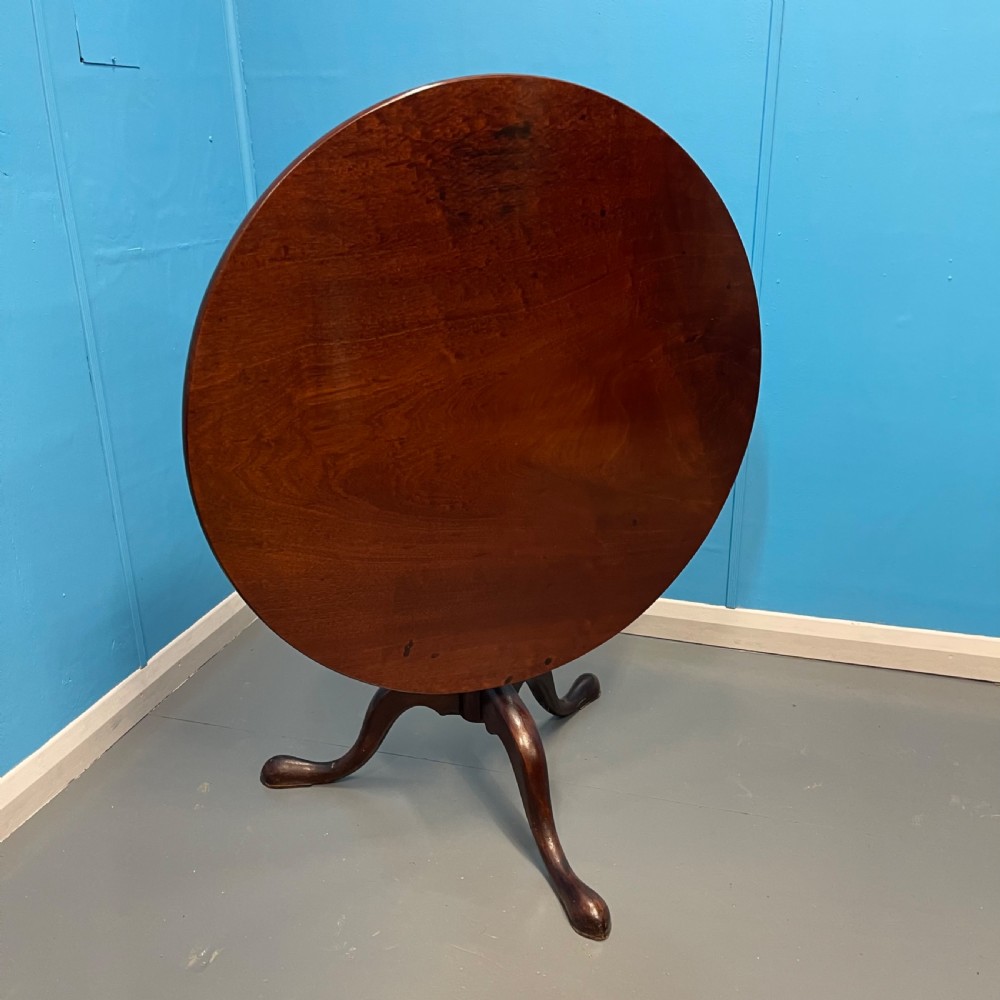 Large round 18th century Georgian mahogany pedestal tilt top table View IV