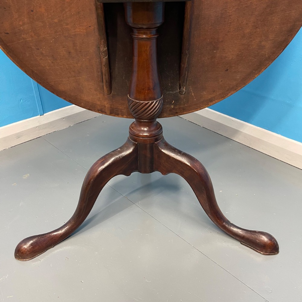 Large round 18th century Georgian mahogany pedestal tilt top table View V