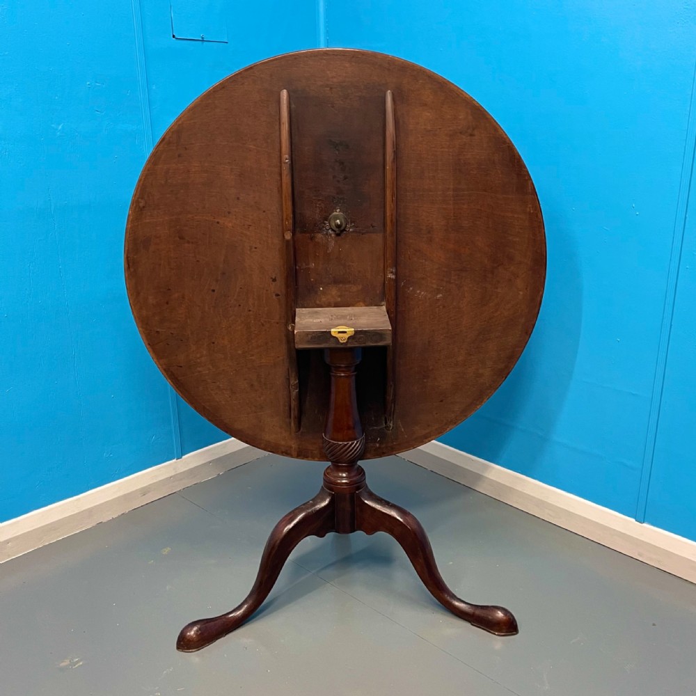 Large round 18th century Georgian mahogany pedestal tilt top table View VI