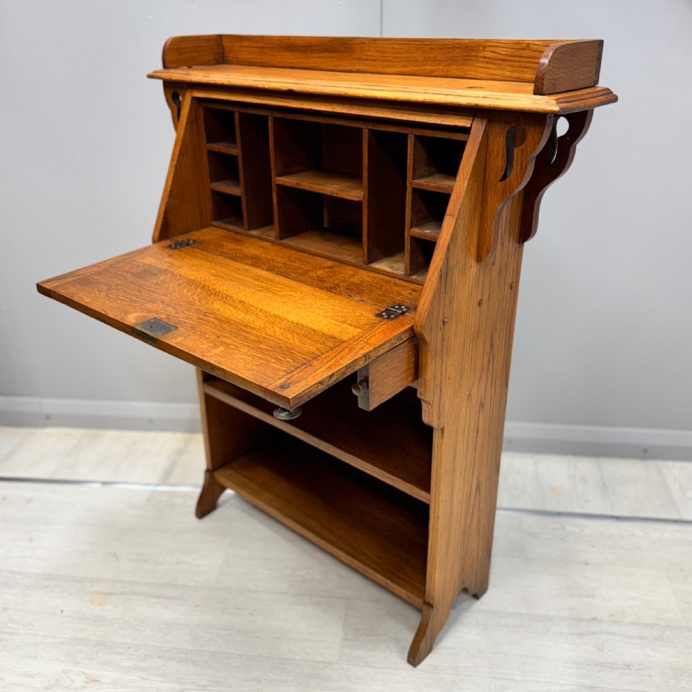Arts & Crafts bureau bookcase in oak View VI