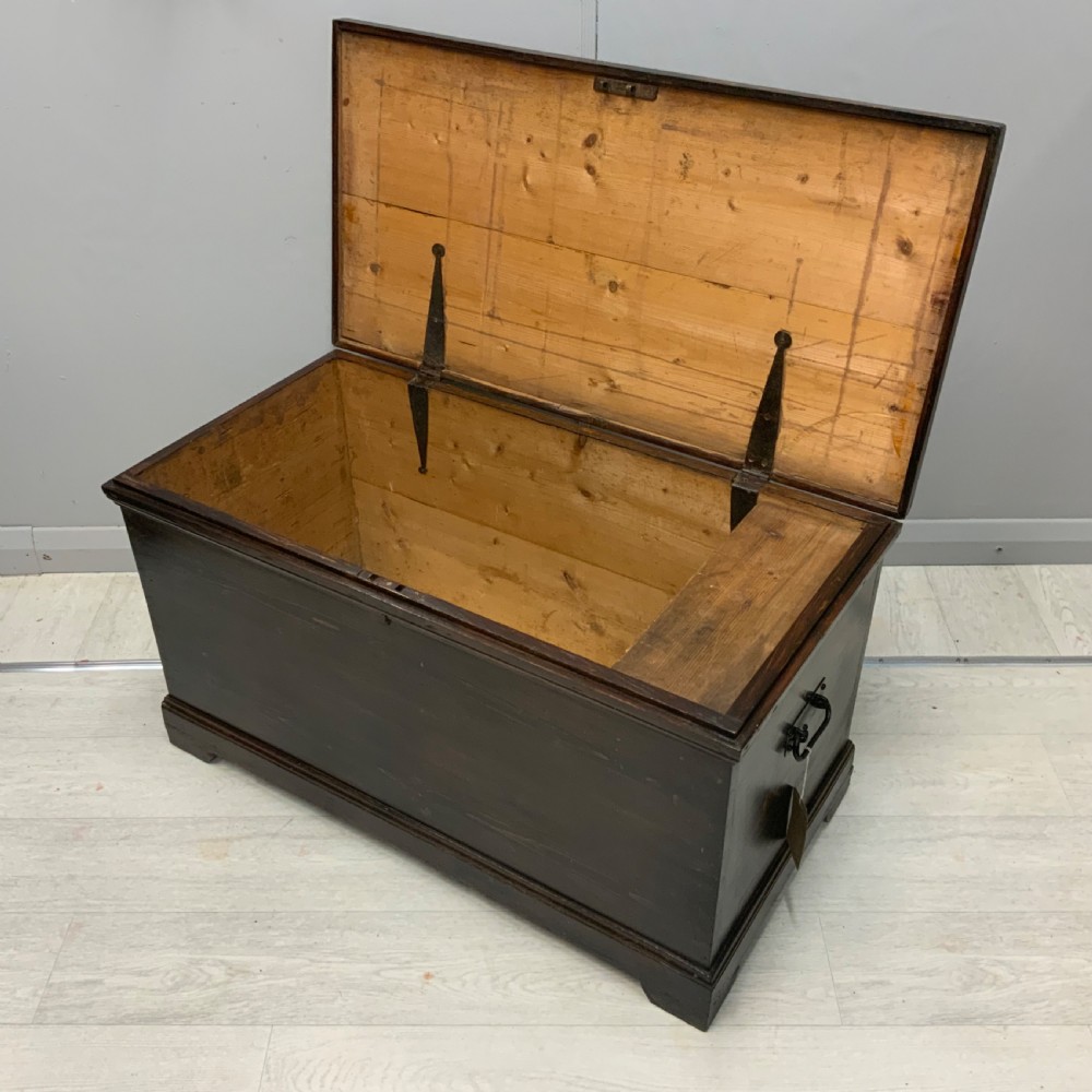 Victorian pine blanket box with working lock & key View V
