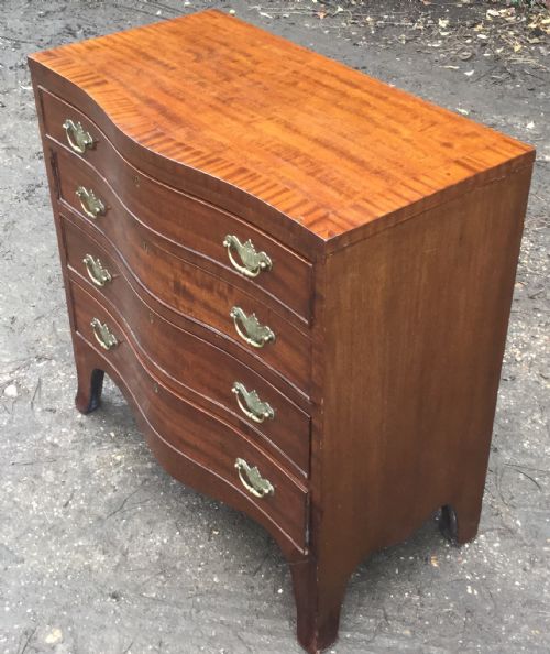 SERPENTINE MAHOGANY CHEST OF DRAWERS - ADDITIONAL PHOTO 3