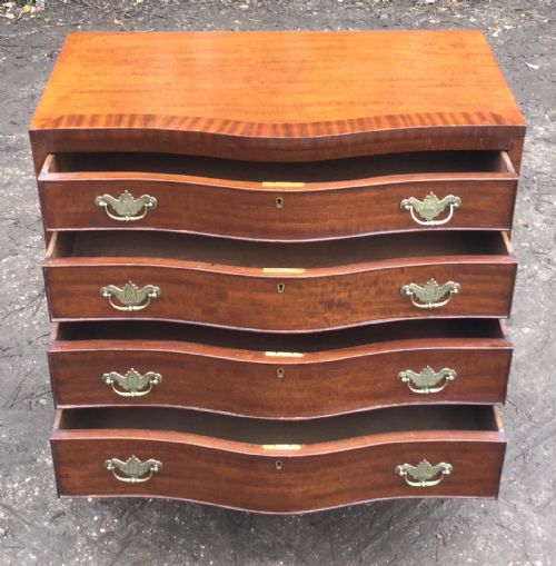 SERPENTINE MAHOGANY CHEST OF DRAWERS - ADDITIONAL PHOTO 5