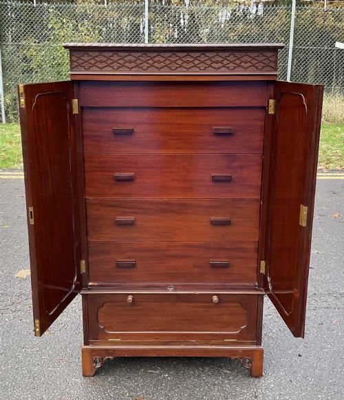 CHIPPENDALE STYLE MAHOGANY CABINET - ADDITIONAL PHOTO 5
