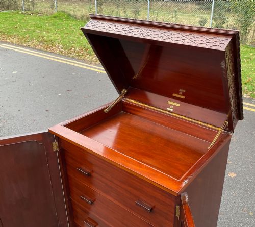 CHIPPENDALE STYLE MAHOGANY CABINET - ADDITIONAL PHOTO 7