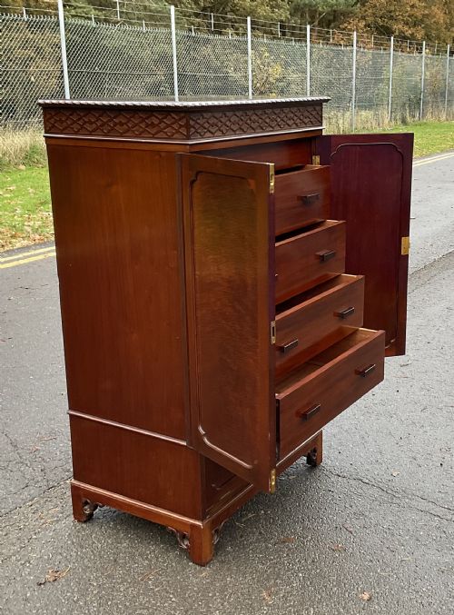 CHIPPENDALE STYLE MAHOGANY CABINET - ADDITIONAL PHOTO 11