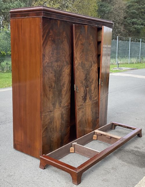 EDWARDIAN LARGE MAHOGANY TRIPLE WARDROBE - ADDITIONAL PHOTO 5
