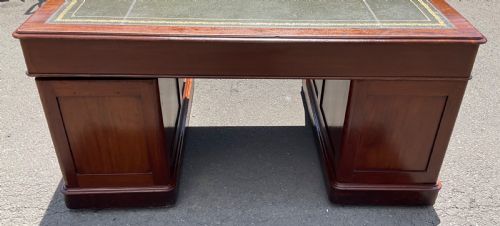 LARGE VICTORIAN MAHOGANY PEDESTAL WRITING DESK - ADDITIONAL PHOTO 7