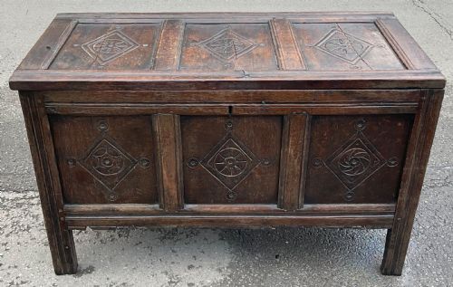ANTIQUE OAK CARVED BLANKET CHEST - ADDITIONAL PHOTO 4