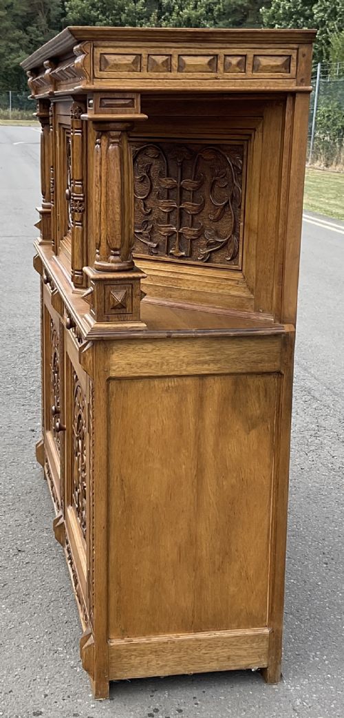 LARGE GOLDEN OAK CARVED COURT CUPBOARD - ADDITIONAL PHOTO 3