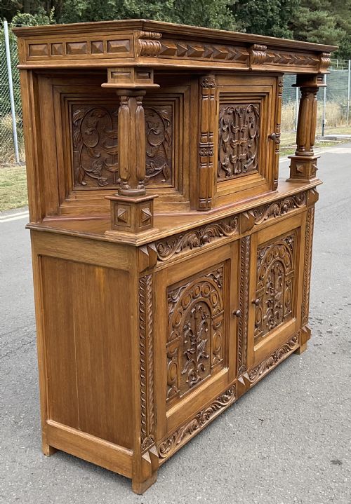 LARGE GOLDEN OAK CARVED COURT CUPBOARD - ADDITIONAL PHOTO 4