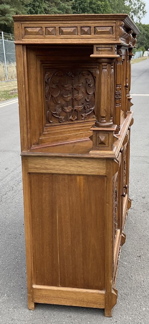 LARGE GOLDEN OAK CARVED COURT CUPBOARD - ADDITIONAL PHOTO 5