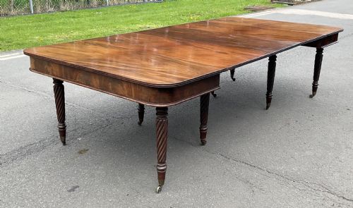 REGENCY MAHOGANY EXTENDING DINING TABLE TO SEAT TWELVE - ADDITIONAL PHOTO 4