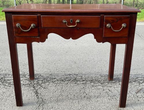 GEORGIAN MAHOGANY SIDE TABLE