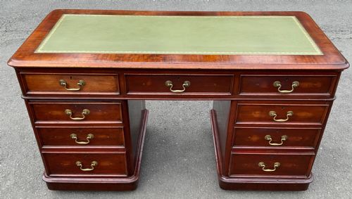 VICTORIAN MAHOGANY PEDESTAL WRITING DESK