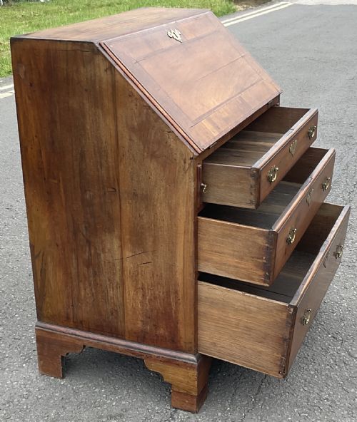GEORGIAN WALNUT WRITING BUREAU - ADDITIONAL PHOTO 11