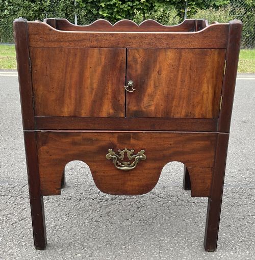 GEORGIAN TRAY TOP MAHOGANY COMMODE