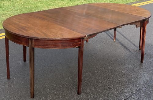 GEORGIAN MAHOGANY EXTENDING DINING TABLE TO SEAT TWELVE - ADDITIONAL PHOTO 1