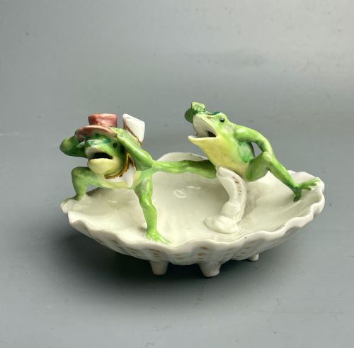 Continental Novelty Porcelain Fairing Dish of Two Frogs