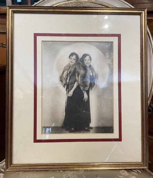 Signed Photograph of Conjoined Twins and Performers Daisy & Violet Hilton