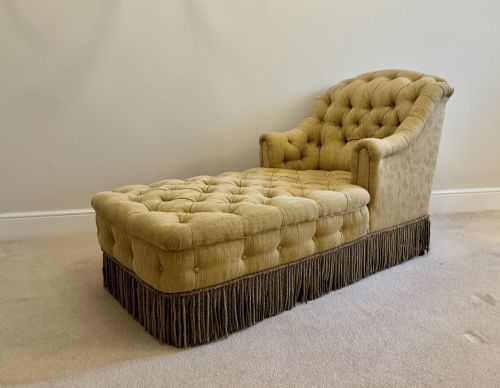 Victorian Button Upholstered Chaise Longue Daybed of Country House Proportions