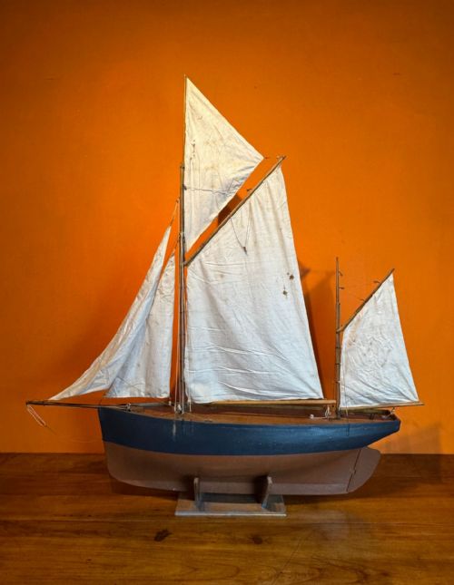 ANTIQUE LARGE SCALE ANTIQUE FULLY RIGGED POND YACHT - ADDITIONAL PHOTO 1