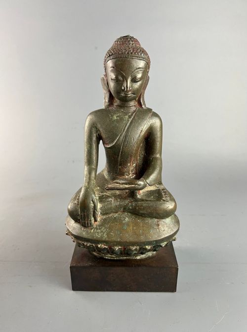 BURMESE OR THAI BRONZE BUDDHA IN BHUMISPARSHA MUDRA CIRCA 1800 - ADDITIONAL PHOTO 1