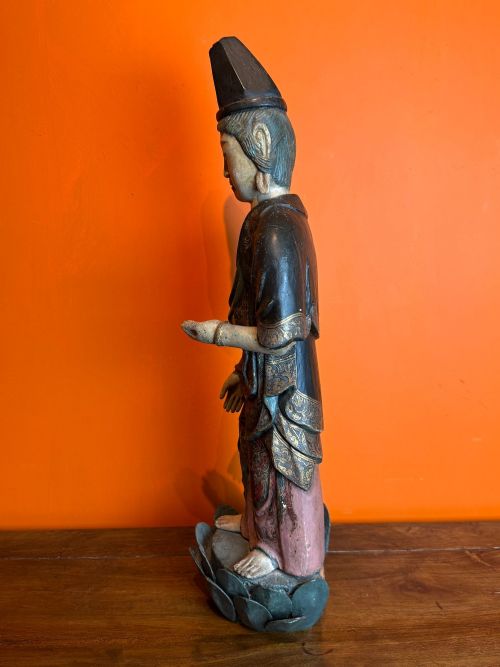 LARGE 19TH CENTURY CHINESE POLYCHROME PAINTED CARVED WOOD FIGURE OF GUANYIN - ADDITIONAL PHOTO 5