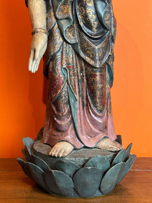 LARGE 19TH CENTURY CHINESE POLYCHROME PAINTED CARVED WOOD FIGURE OF GUANYIN - ADDITIONAL PHOTO 7